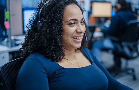 Mujer con auriculares en oficina.